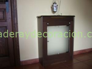 Cubreradiador en wengue con puerta de cristal
